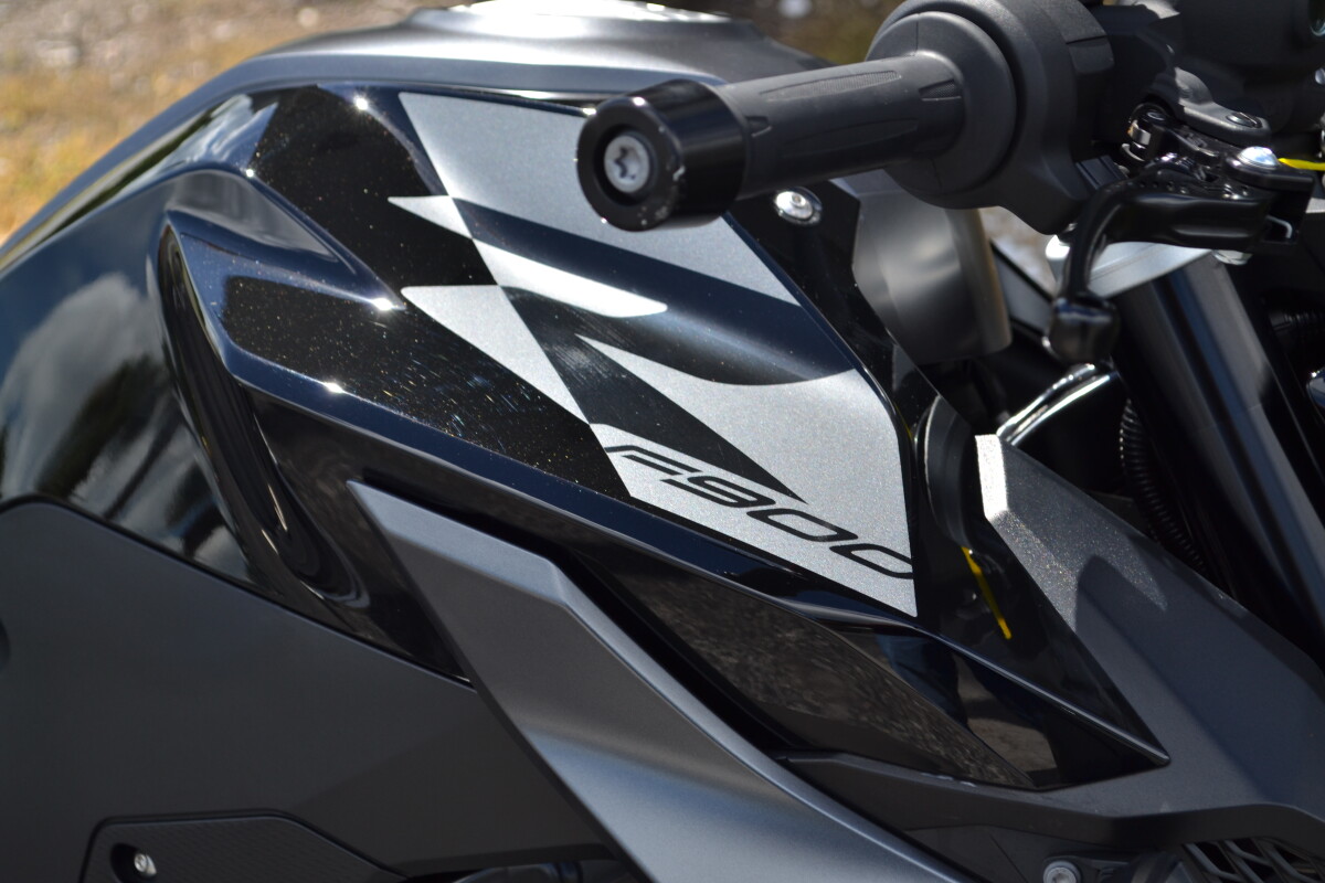 2025 BMW Motorrad F 900 R Triple Black - Photo 2
