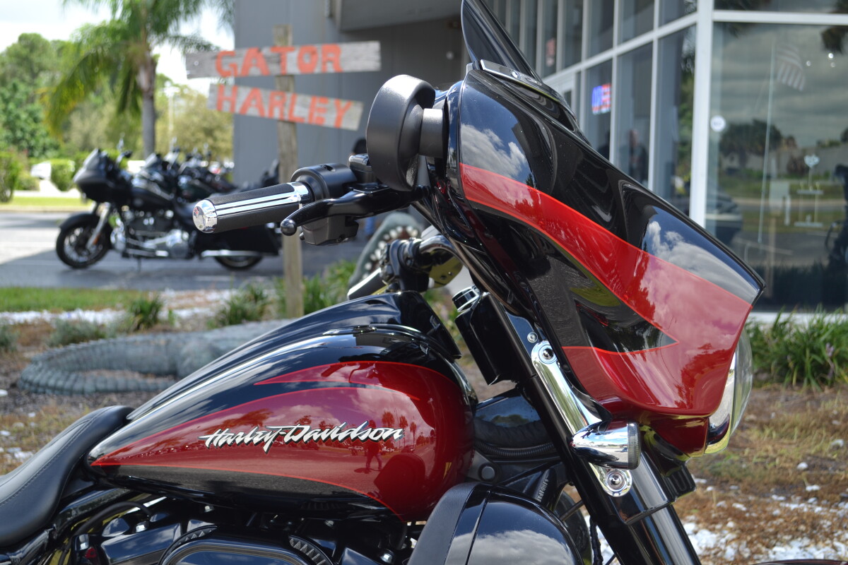 2017 Harley-Davidson CVO Street Glide - FLHXSE - Photo 2