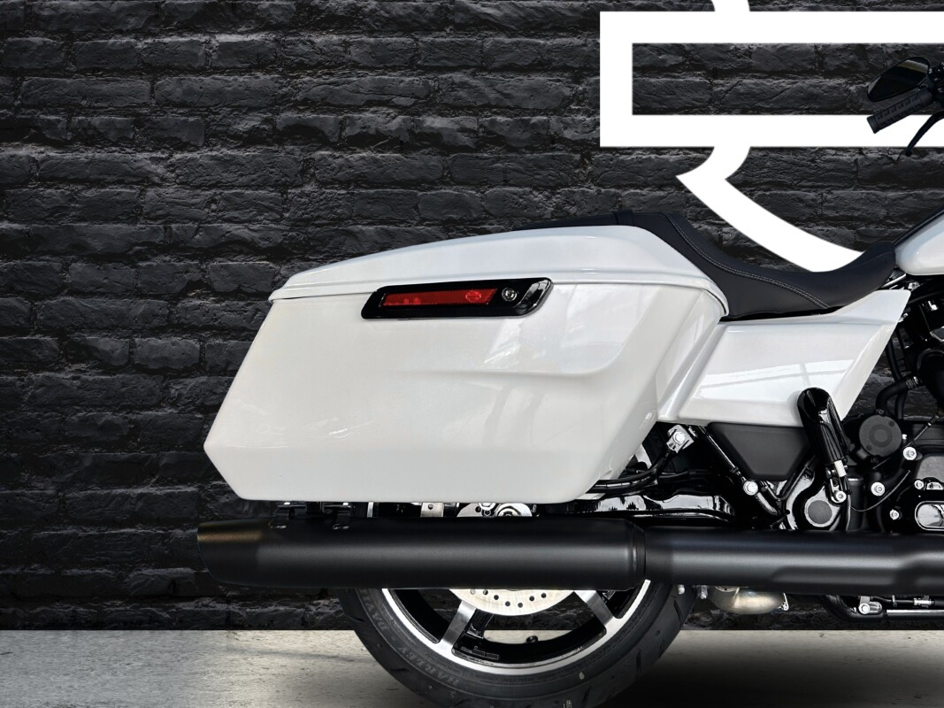 2025 Harley-Davidson Road Glide White Onyx Pearl - Black Finish - Photo 5
