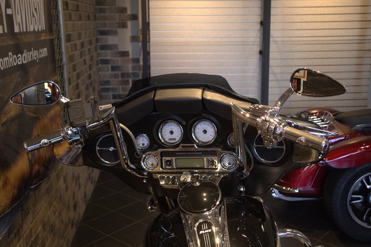 2011 Street Glide (FLHX) - Photo 4