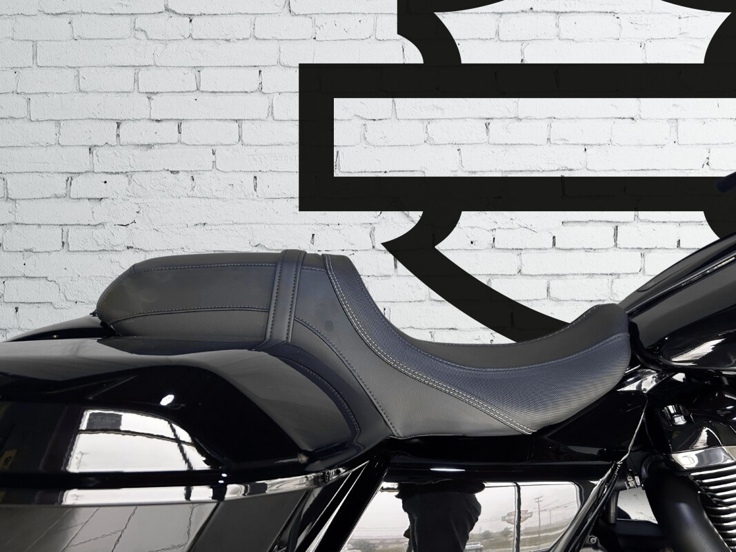 2025 Harley-Davidson Street Glide Vivid Black - Photo 6