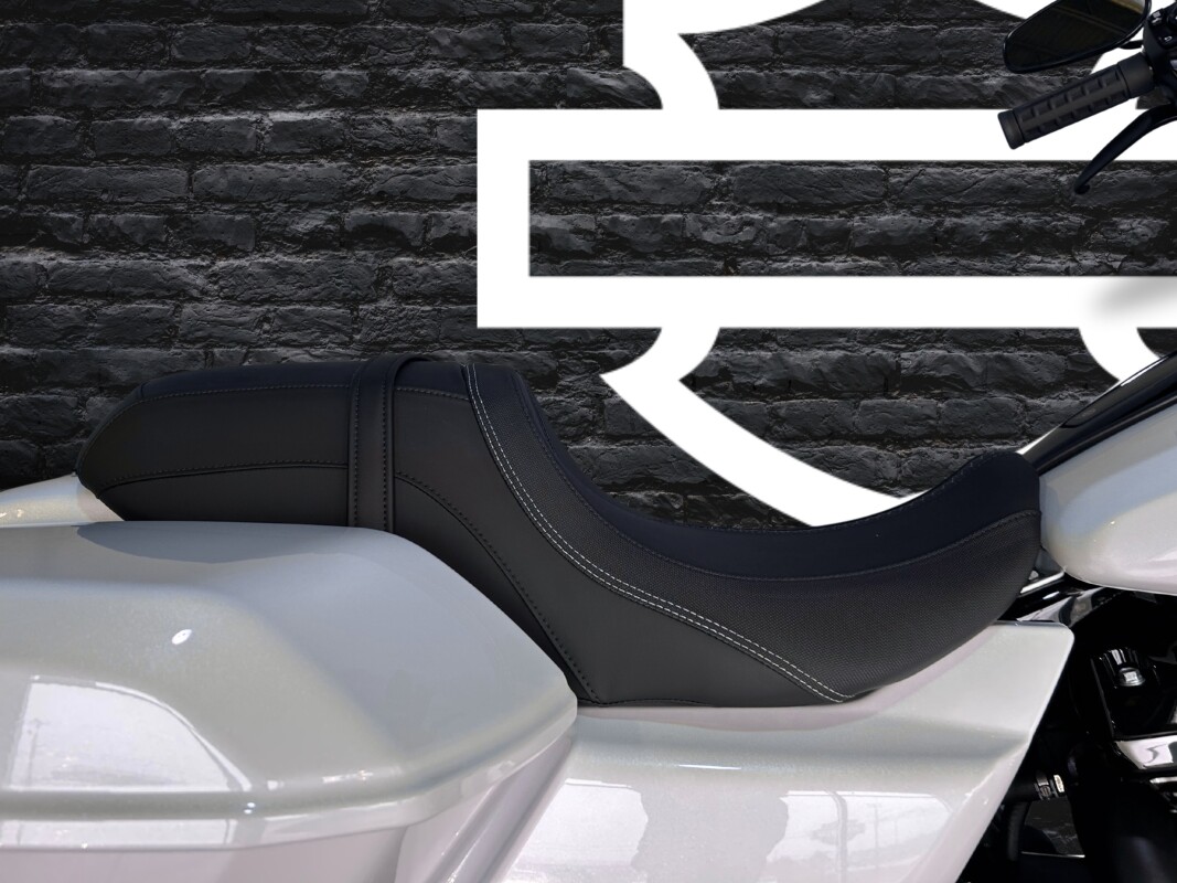 2025 Harley-Davidson Road Glide White Onyx Pearl - Black Finish - Photo 6