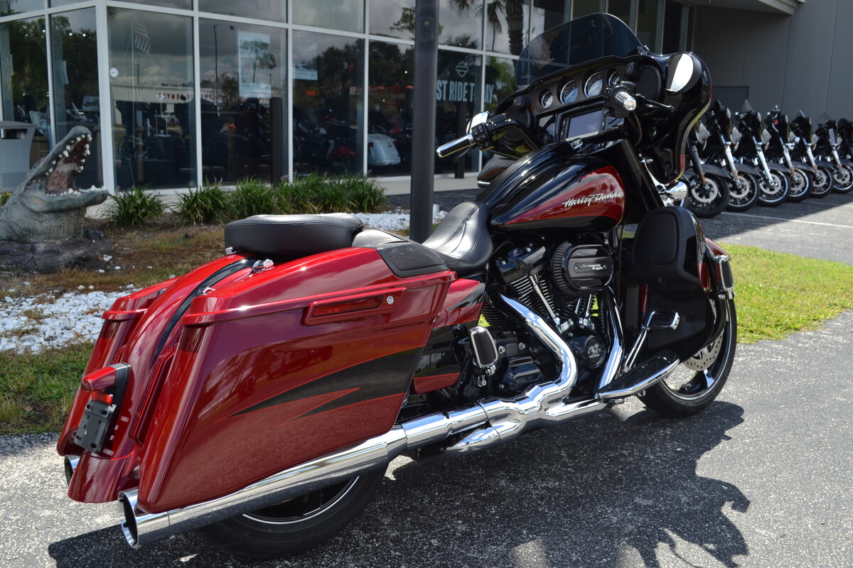 2017 Harley-Davidson CVO Street Glide - FLHXSE - Photo 9