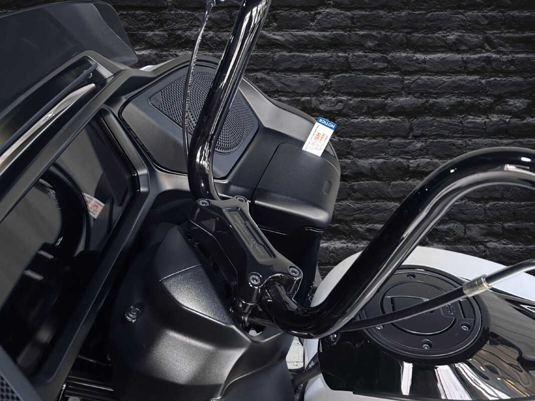 2025 Harley-Davidson Road Glide White Onyx Pearl - Black Finish - Photo 9