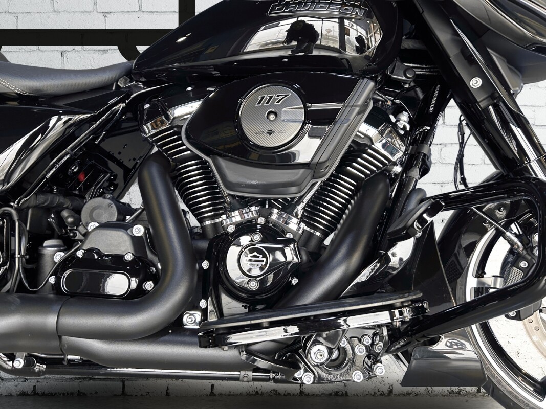 2025 Harley-Davidson Street Glide Vivid Black - Photo 4