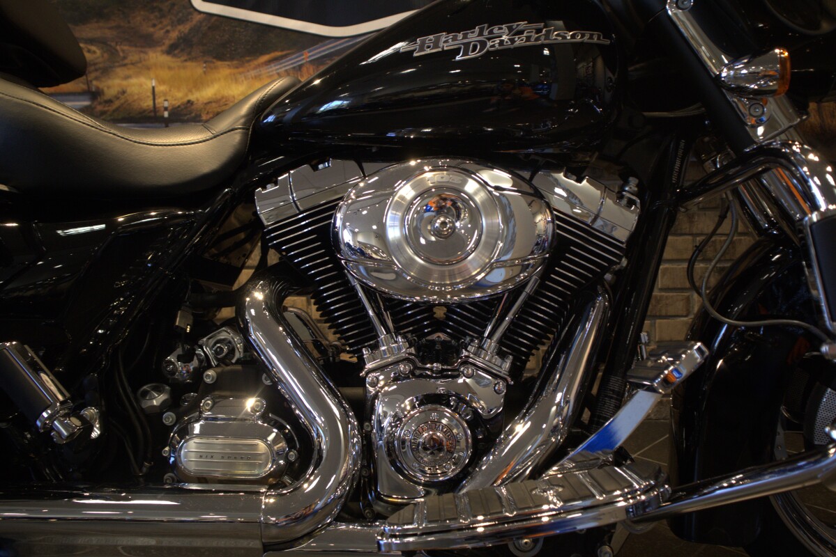 2011 Street Glide (FLHX) - Photo 6