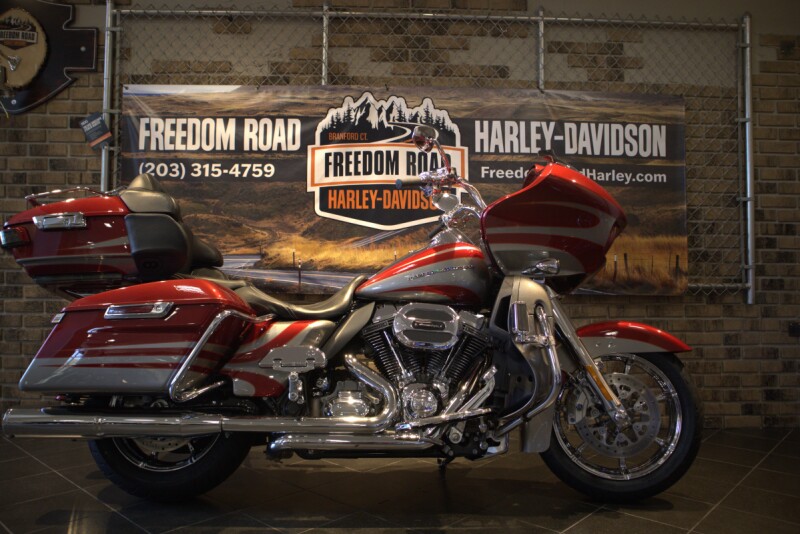 2016 CVO™ Road Glide® Ultra (FLTRUSE)