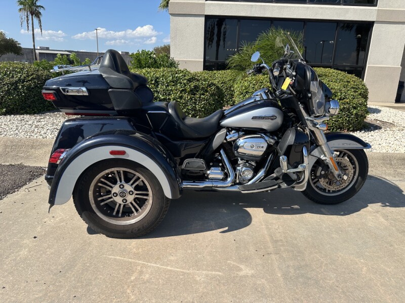 2020 Harley-Davidson® Tri Glide® Ultra MDNTBLU/BARSLVR W/PINSTRIPE