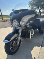 2020 Harley-Davidson® Tri Glide® Ultra MDNTBLU/BARSLVR W/PINSTRIPE thumb 0