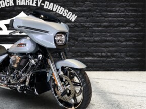 2025 Harley-Davidson<sup>®</sup> Street Glide® Atlas Silver Metallic thumb 2