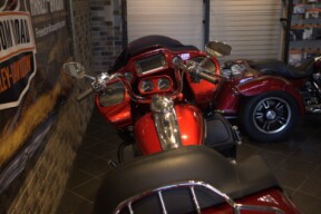 2016 CVO™ Road Glide® Ultra (FLTRUSE) thumb 2