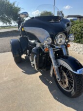 2020 Harley-Davidson® Tri Glide® Ultra MDNTBLU/BARSLVR W/PINSTRIPE thumb 1