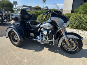 2020 Harley-Davidson® Tri Glide® Ultra MDNTBLU/BARSLVR W/PINSTRIPE thumb 2