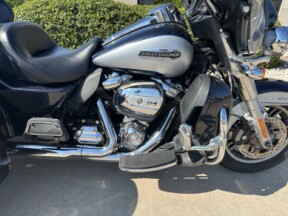 2020 Harley-Davidson® Tri Glide® Ultra MDNTBLU/BARSLVR W/PINSTRIPE thumb 3