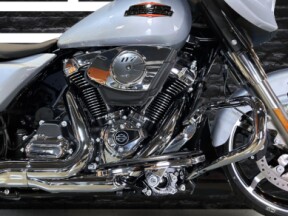 2025 Harley-Davidson<sup>®</sup> Street Glide® Atlas Silver Metallic thumb 1