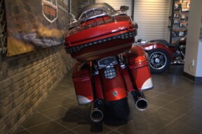 2016 CVO™ Road Glide® Ultra (FLTRUSE) thumb 3