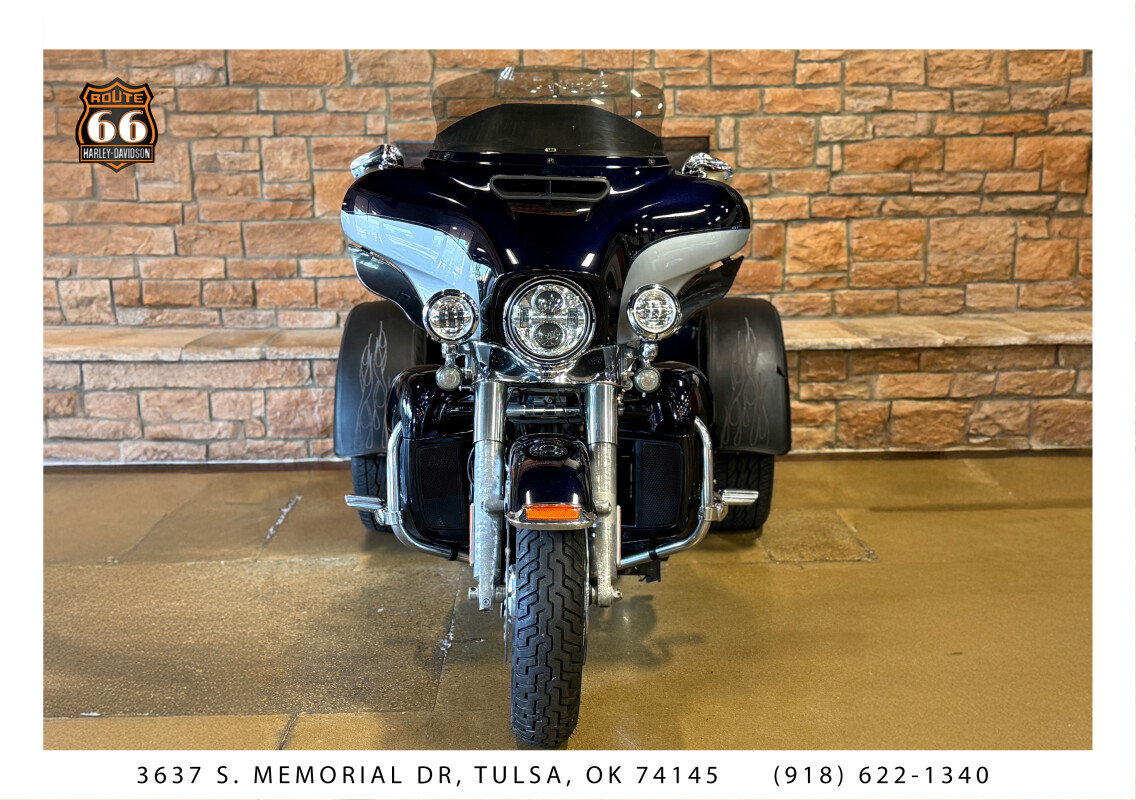 2019 Harley-Davidson Tri Glide Ultra Midnight Blue/Barracuda Silver - Photo 2