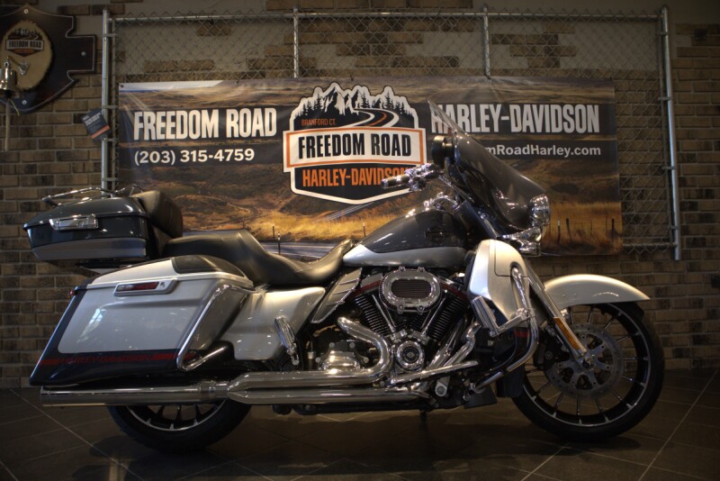 2019 CVO™ Street Glide® (FLHXSE)