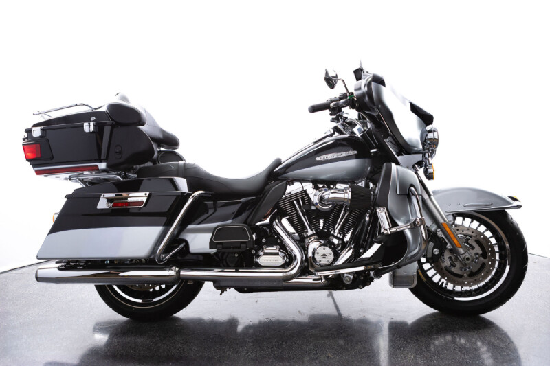2012 Harley-Davidson<sup>®</sup> Electra Glide<sup>®</sup> Ultra Limited Midnight Blue/Barracuda Sil