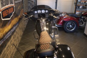2023 Street Glide® (FLHX) thumb 2