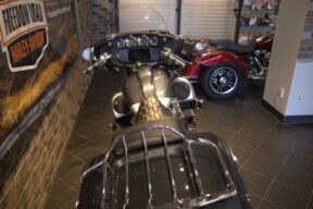 2019 CVO™ Street Glide® (FLHXSE) thumb 2