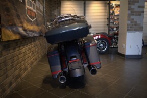 2019 CVO™ Street Glide® (FLHXSE) thumb 3