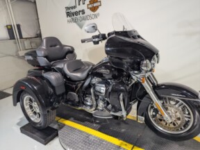 2021 Harley-Davidson® Tri Glide® Ultra Vivid Black thumb 2