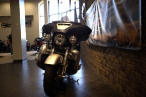 2019 CVO™ Street Glide® (FLHXSE) thumb 0