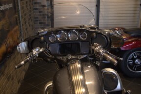 2019 CVO™ Street Glide® (FLHXSE) thumb 1