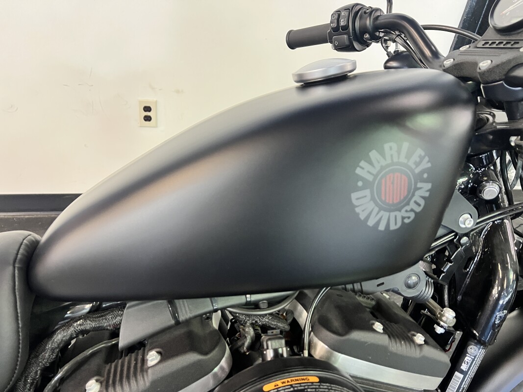 2020 Harley-Davidson Iron 883 Black Denim XL883N - Photo 2