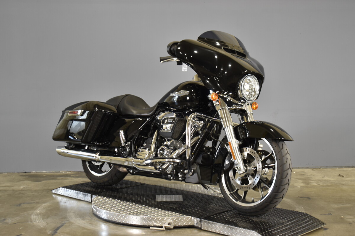 2021 Harley-Davidson CVO Street Glide FLHXSE - Photo 2
