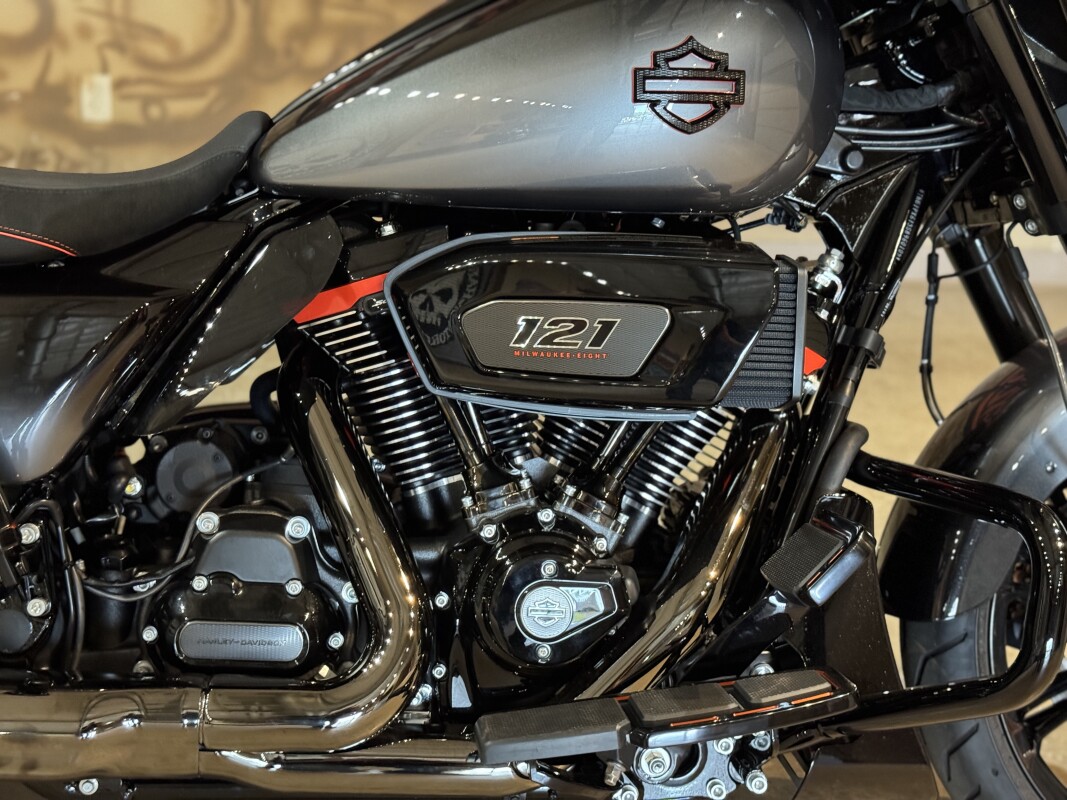 FLHXSE 2025 CVO Street Glide - Photo 9