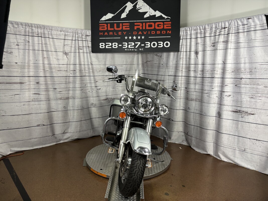 2010 Harley-Davidson Road King Classic – Used Touring Motorcycle - Photo 4