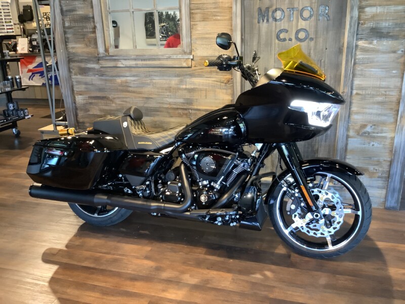 Harley-Davidson<sup>®</sup> Road Glide® 2025 FLTRX T4-25 VIVID BLACK