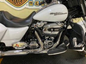 2017 Harley-Davidson® Street Glide® Special Crushed Ice Pearl thumb 3