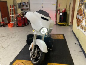2017 Harley-Davidson® Street Glide® Special Crushed Ice Pearl thumb 2