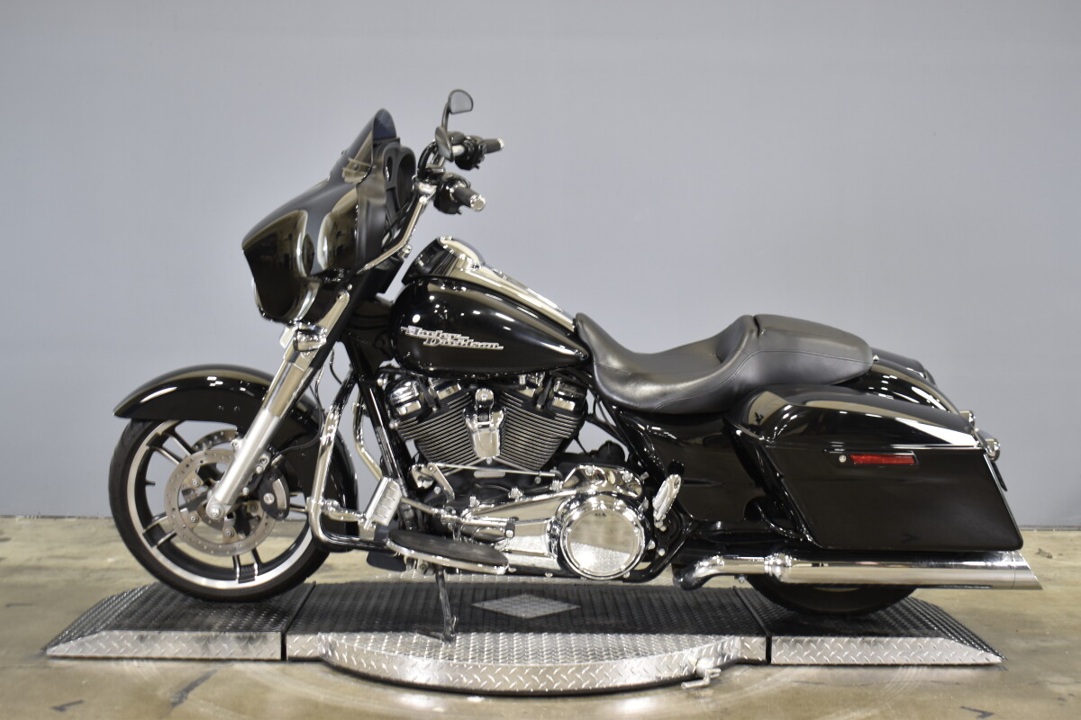 2018 Harley-Davidson CVO Street Glide FLHXSE - Photo 5