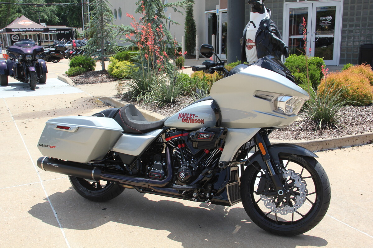 2025 Harley-Davidson CVO Road Glide ST Mercury Silver - Photo 4