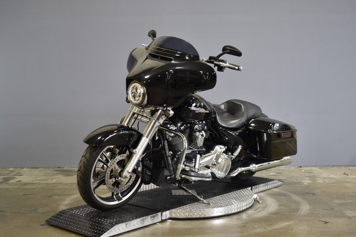 2018 Harley-Davidson CVO Street Glide FLHXSE - Photo 4