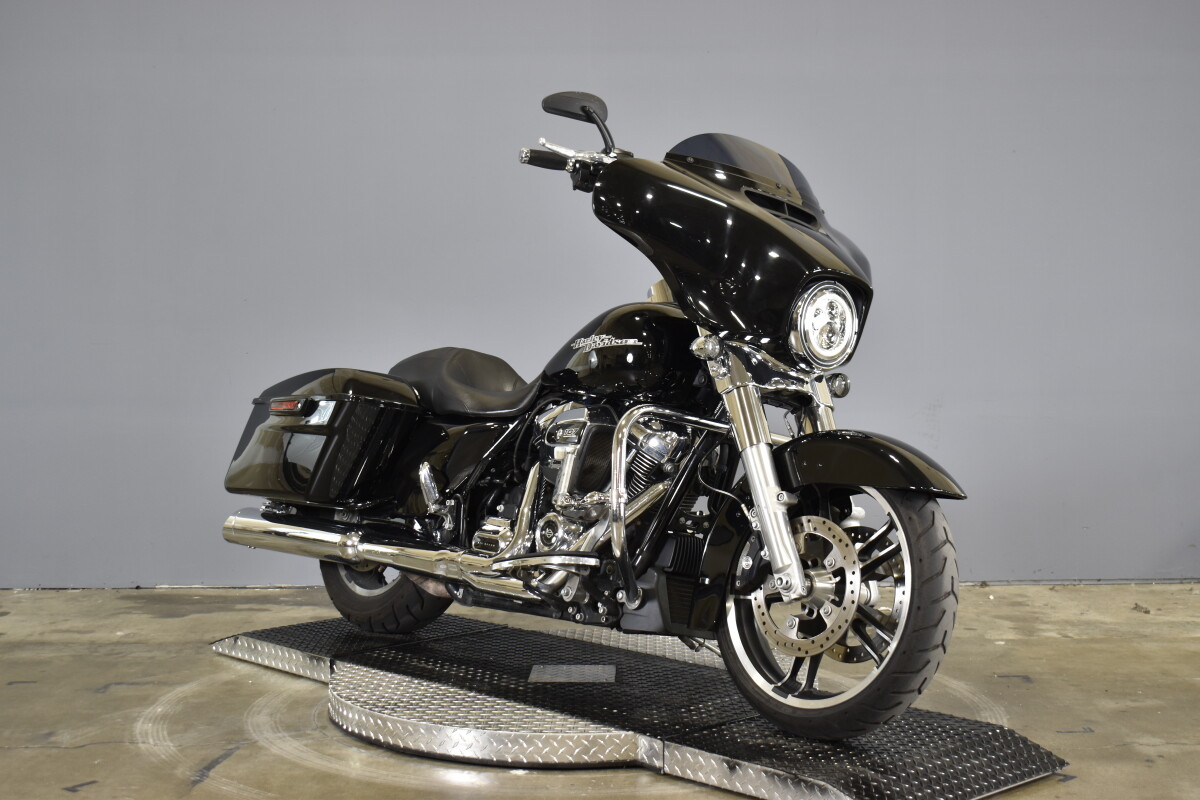 2018 Harley-Davidson CVO Street Glide FLHXSE - Photo 2