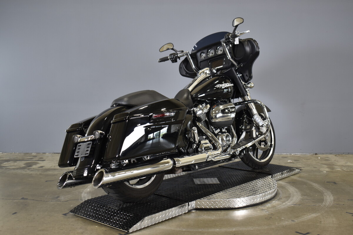 2018 Harley-Davidson CVO Street Glide FLHXSE - Photo 9