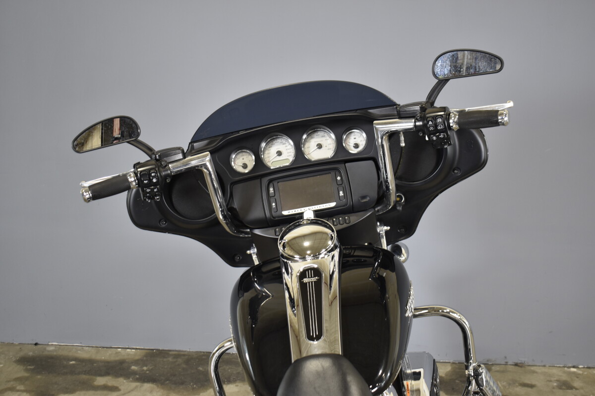 2018 Harley-Davidson CVO Street Glide FLHXSE - Photo 8