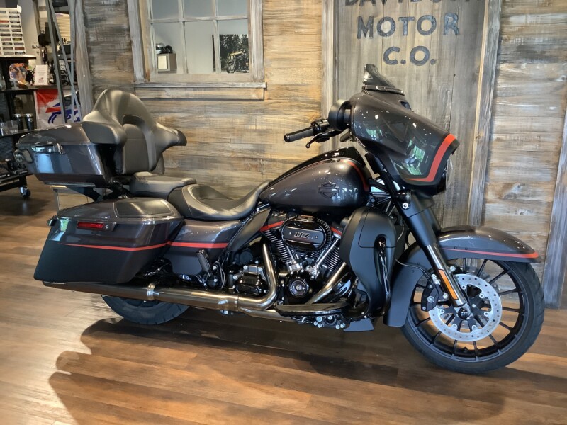 Harley-Davidson® CVO™ Street Glide® 2018 FLHXSE U856-18 Dark Alloy & Black Denim