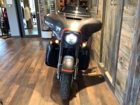 Harley-Davidson® CVO™ Street Glide® 2018 FLHXSE U856-18 Dark Alloy & Black Denim thumb 1
