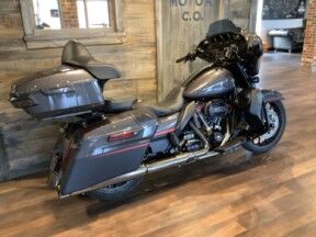 Harley-Davidson® CVO™ Street Glide® 2018 FLHXSE U856-18 Dark Alloy & Black Denim thumb 2