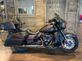 Harley-Davidson® CVO™ Street Glide® 2018 FLHXSE U856-18 Dark Alloy & Black Denim thumb 3