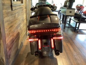 Harley-Davidson® CVO™ Street Glide® 2018 FLHXSE U856-18 Dark Alloy & Black Denim thumb 0