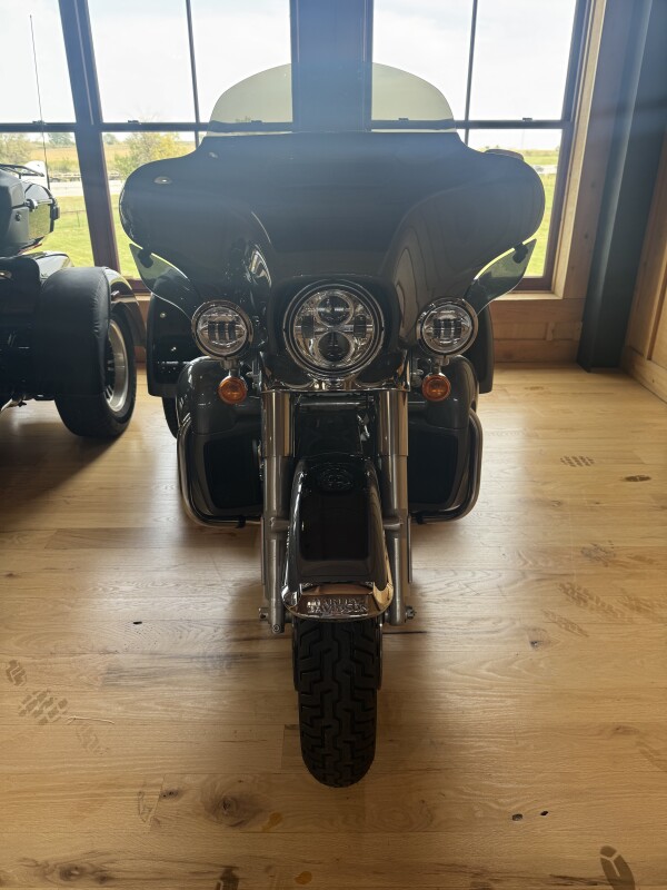 FLHTCUTG 2022 Tri Glide Ultra - Photo 2