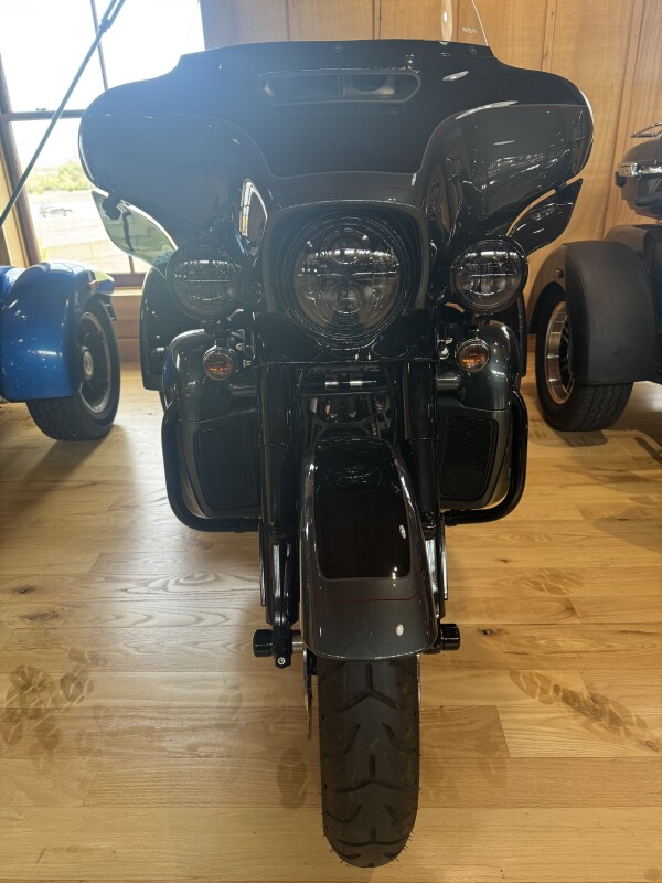 FLHTCUTG 2025 Tri Glide Ultra - Photo 2