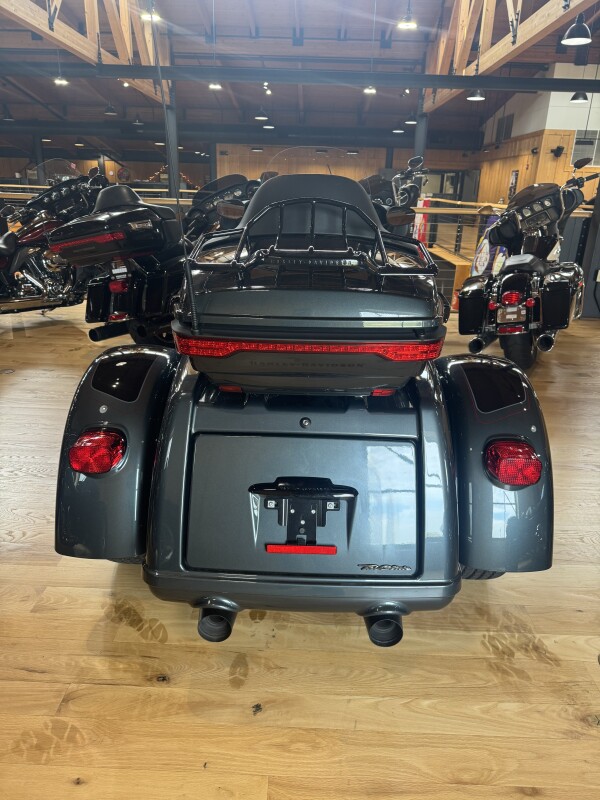 FLHTCUTG 2025 Tri Glide Ultra - Photo 3